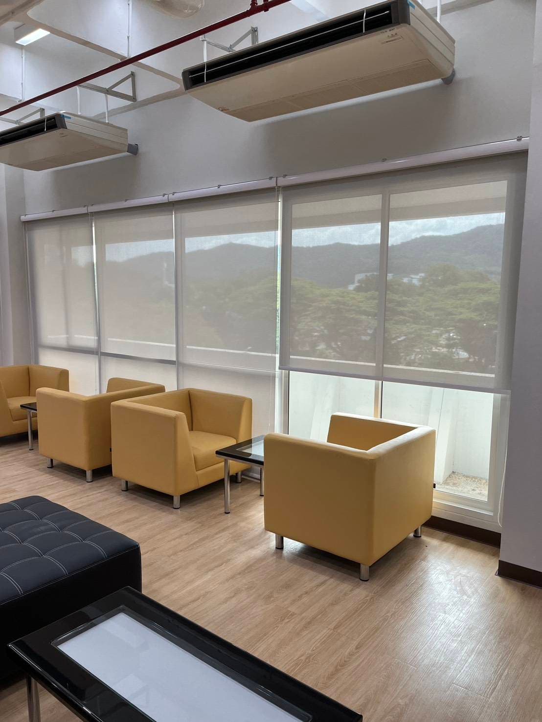 ผลงานติดตั้งม่านม้วนกรองแสง Sunscreen Roller Blinds บานกระจกสูง สำหรับห้องรับรองและสำนักงาน โดย MT Home หาดใหญ่