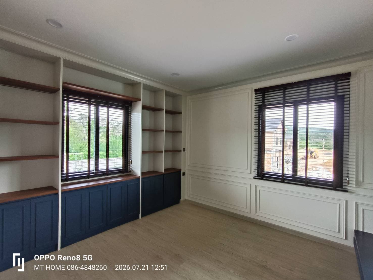 ผลงานติดตั้งมูลี่ไม้แท้ Wooden Blinds โทนสีน้ำตาลเข้ม ปรับทิศทางแสงแดด สำหรับห้องทำงาน โดย MT Home หาดใหญ่